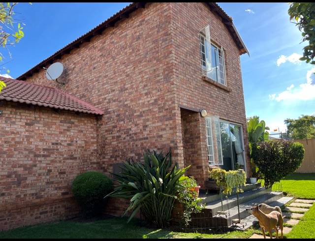 4 BEDROOM TOWNHOUSE FOR SALE IN SUNDOWNER